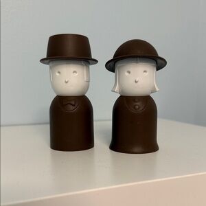 Mr. Pepper & Mrs. Salt Brown Refillable Salt & Pepper Shakers New in box